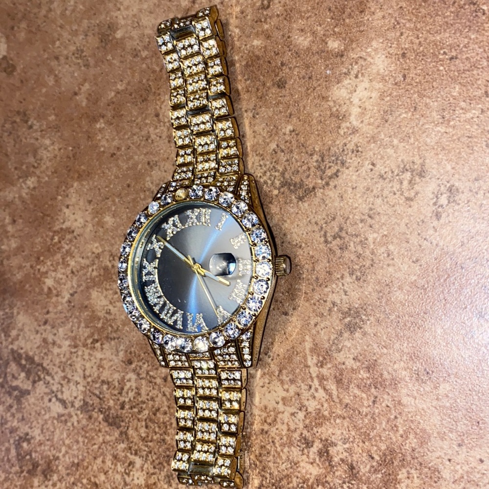 Gold vvs watch very nice looks good on any occasion.